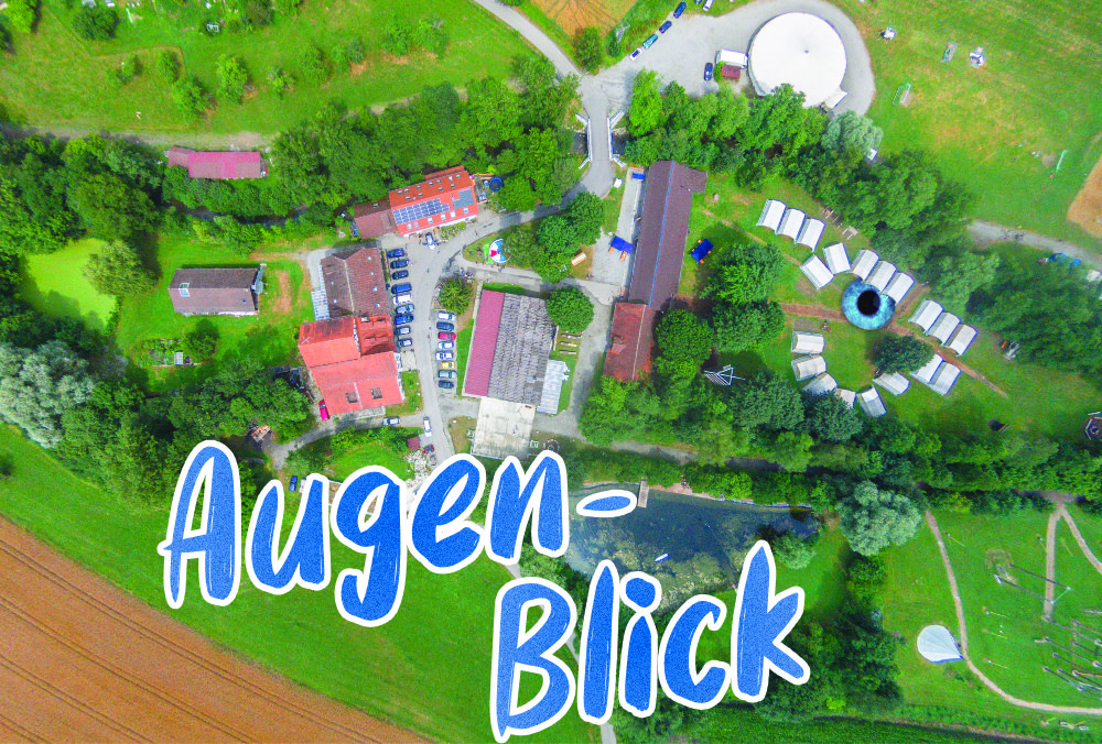 Luftbild vom Gelände der Dobelmühle, mit Beschriftung "Augen-Blick", dem Motto des Familiencamp 2023
