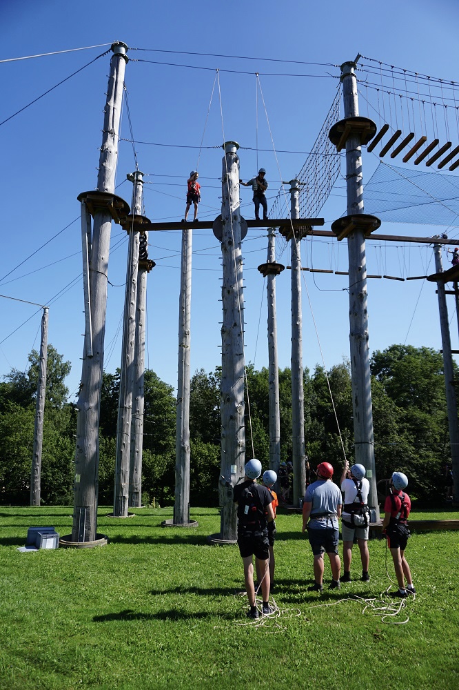Blick von unten auf den Hochseilgarten der Dobelmühle