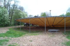 Das Zirkuszelt der Dobelmühle beim Aufbau, das Dach ist bereits eingehängt